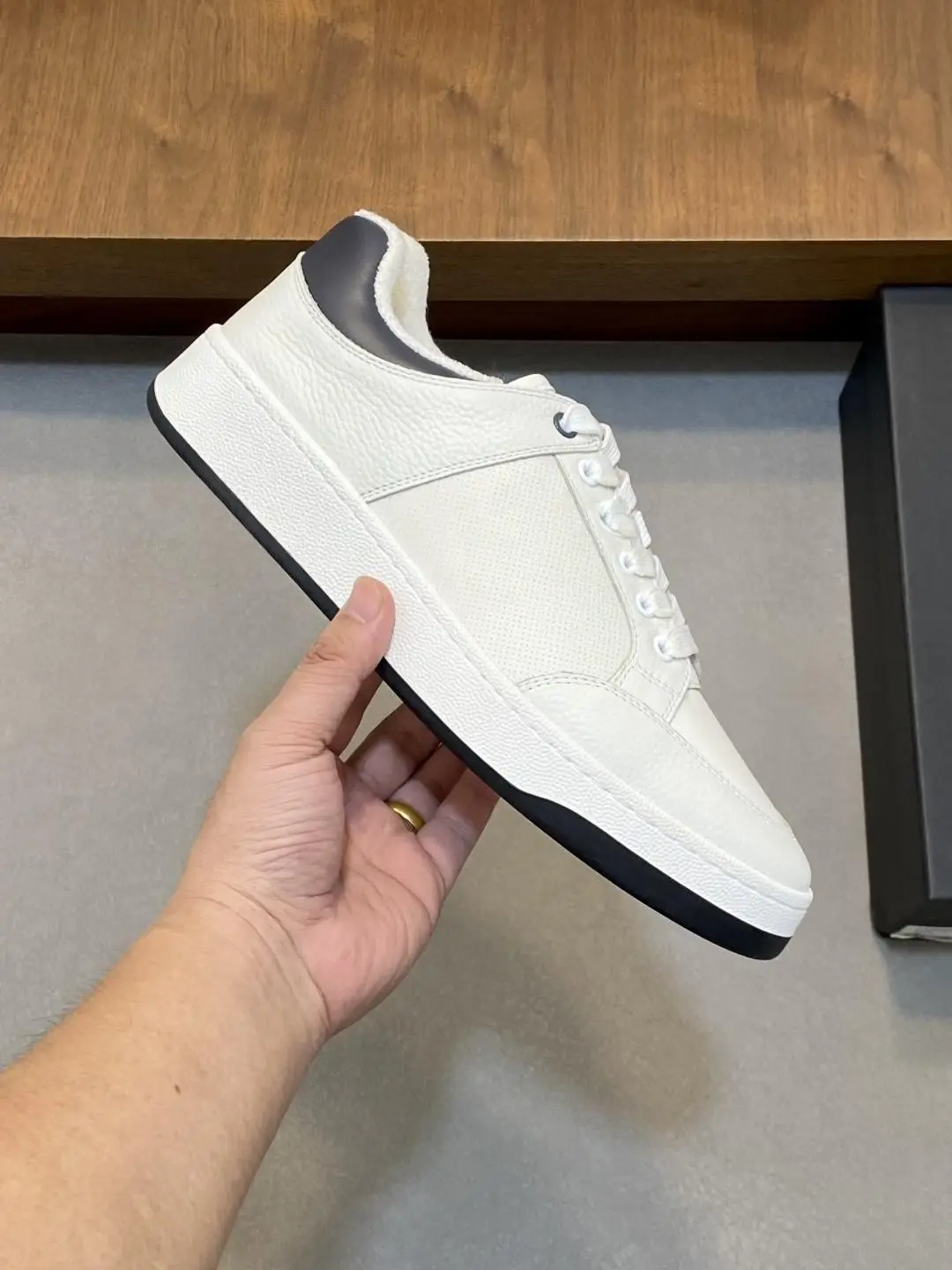 Unisex Fashion Low Cut Leather Skate Shoes White Main Color with Dark Blue Heel Patch Lace Up Flat Casual Board Shoes