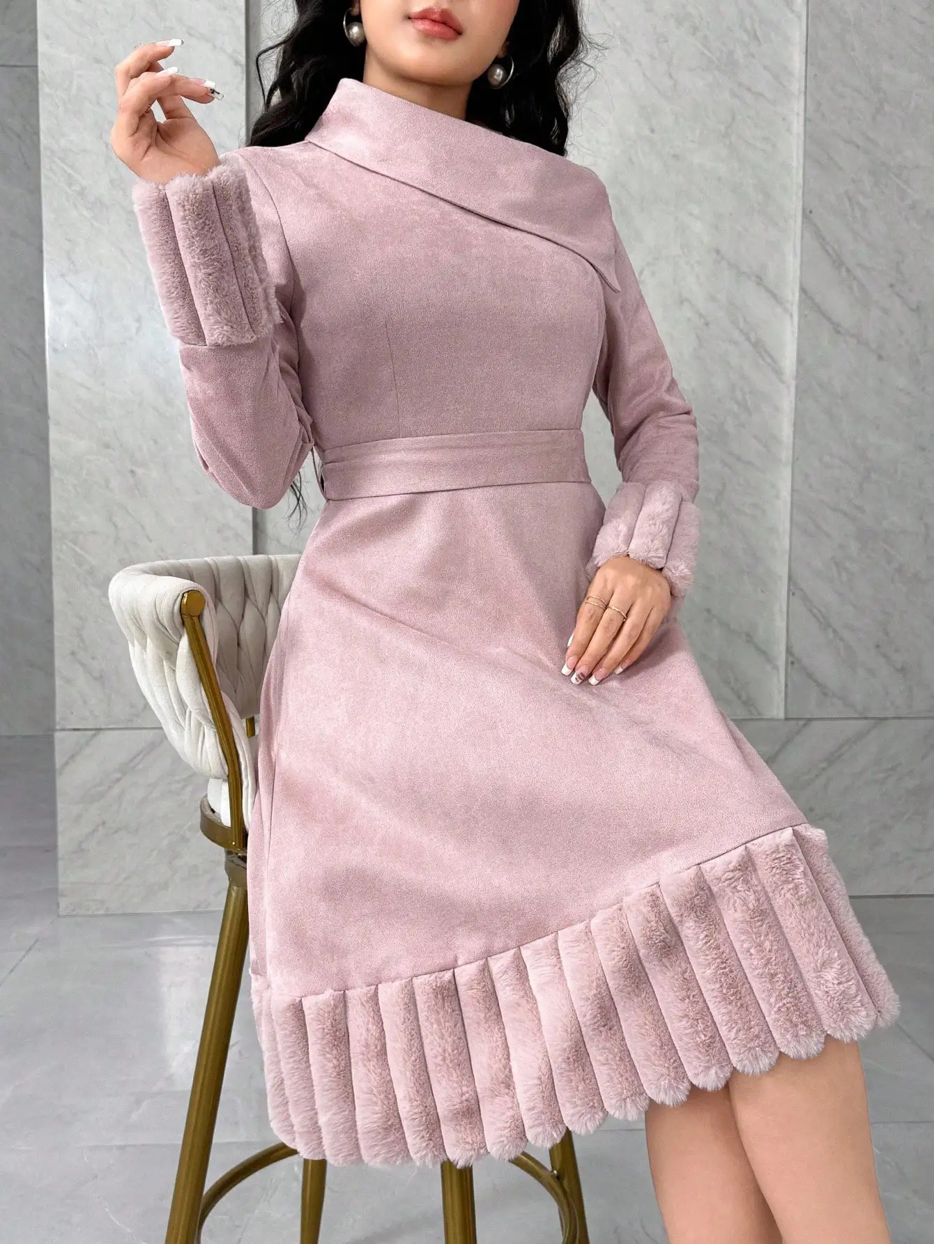 

Женское платье средней длины с ребристой тканью, плюшевыми вставками, замшевым воротником и поясом, подходит для осени и зимы.