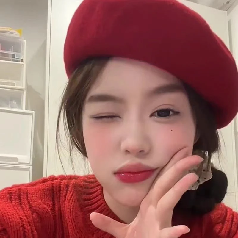 Serie TV Mercoledì 2 Agnes Cappello Cosplay Ragazza Carino Berretto di lana vintage Autunno Inverno Berretto rosso caldo Accessorio per costume di Halloween