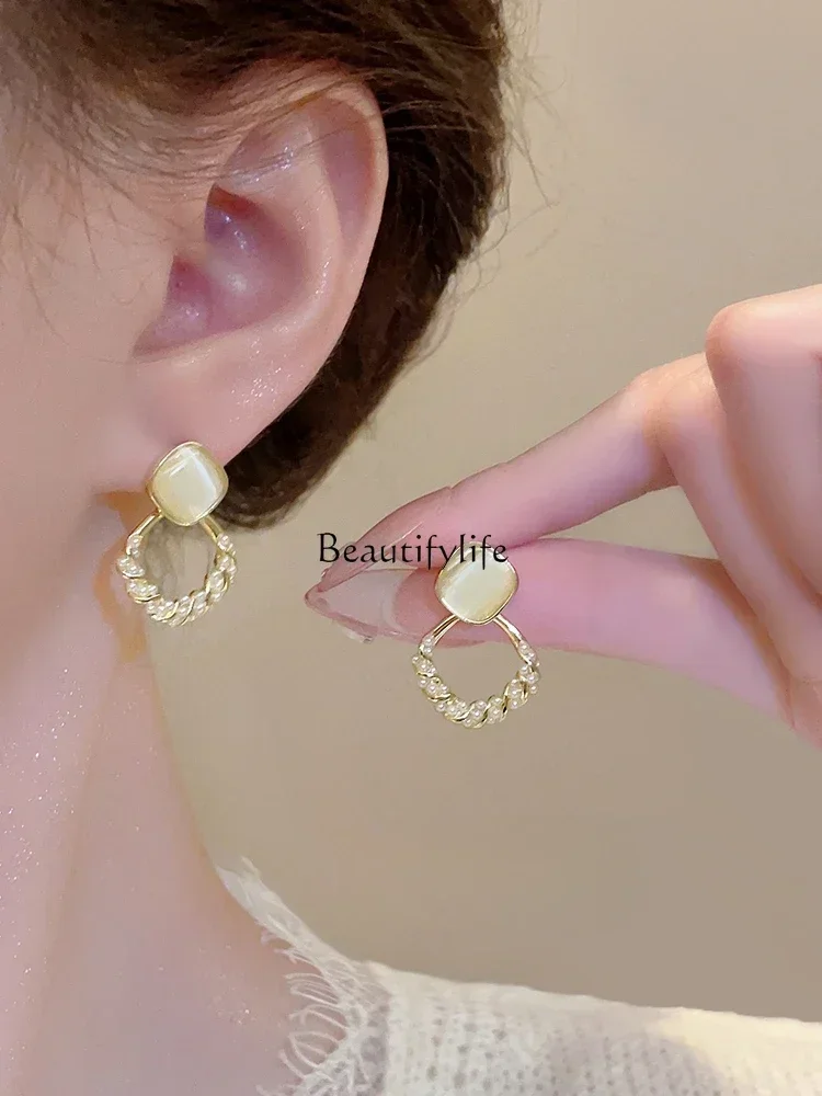 Fashion, fresh and versatile millet bead earrings, light luxury temperament, design sense, square earrings.