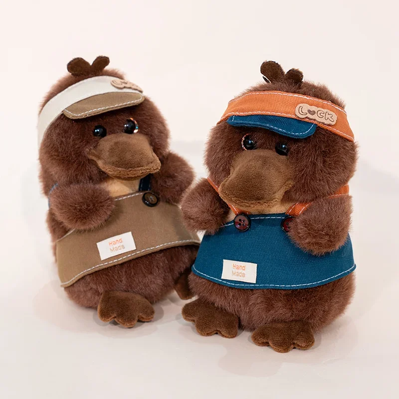 

Kawaii Platypus Подвески Плюшевые игрушки Мягкие пушистые джинсы Шляпа Фартук Животные Игрушки Забавный брелок Сумки Декор Забавный детский подарок