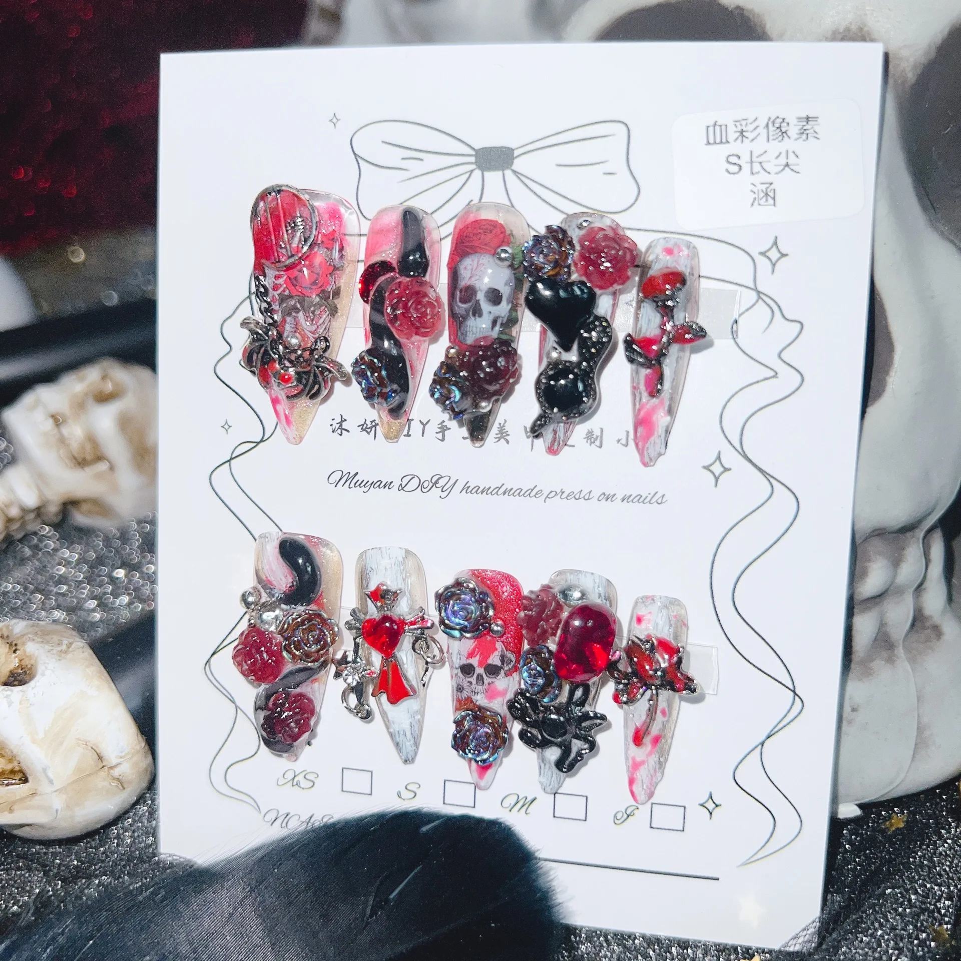 เล็บปลอมลายกอธิคพิมพ์ลายพิกเซล พร้อมลายแมงมุมโลหะ หัวกะโหลก กุหลาบ หลายขนาด สีแดงเลือด ดำ ลายหัวกะโหลก กุหลาบ แมงมุมโลหะ