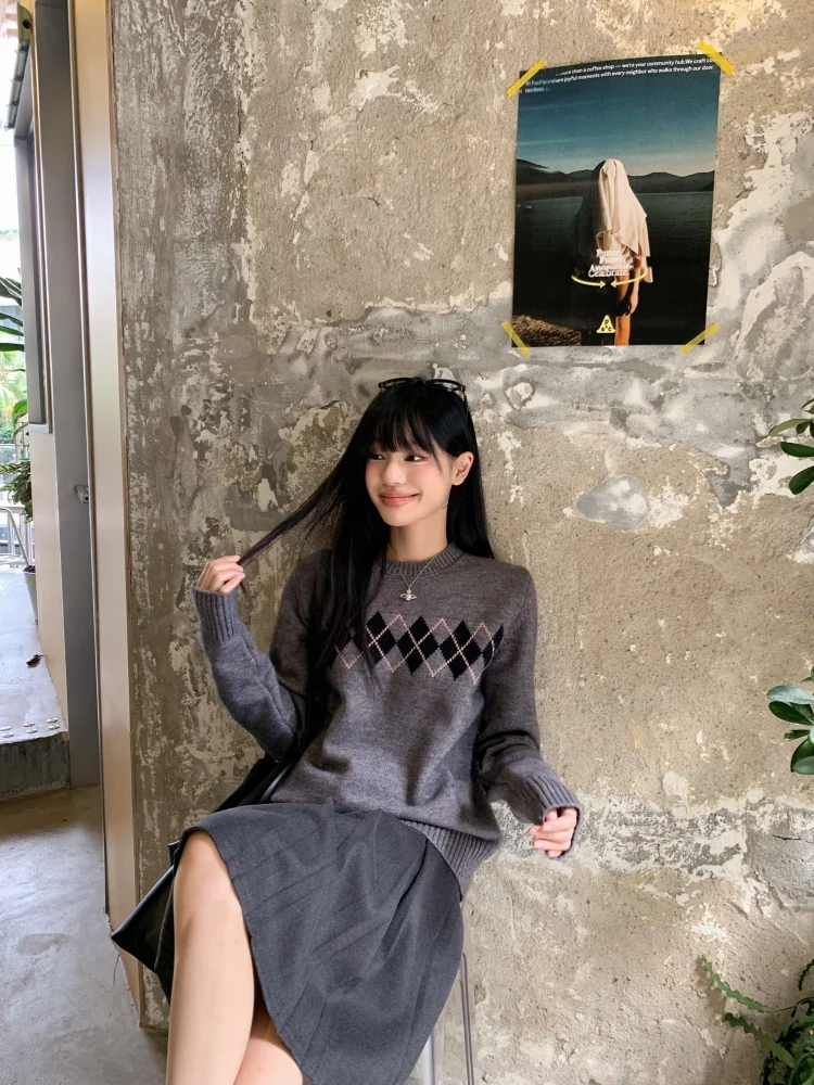 

Academy Style Knitted Long Sleeve round Neck Two-Piece Set Women's Spring Skirt Midi Skirt Grid Pattern Loose Fit Fashion Set