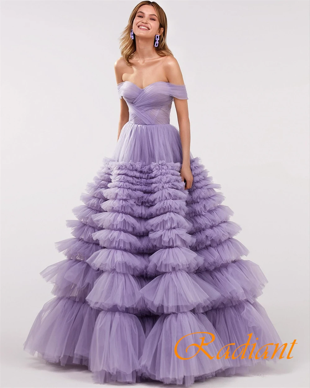

Customized High Quality Boat Neck Evening Dress Elegant Tulle Sleeveless Tiered Prom Dress Classic Sweep Train Celebrity Gowns