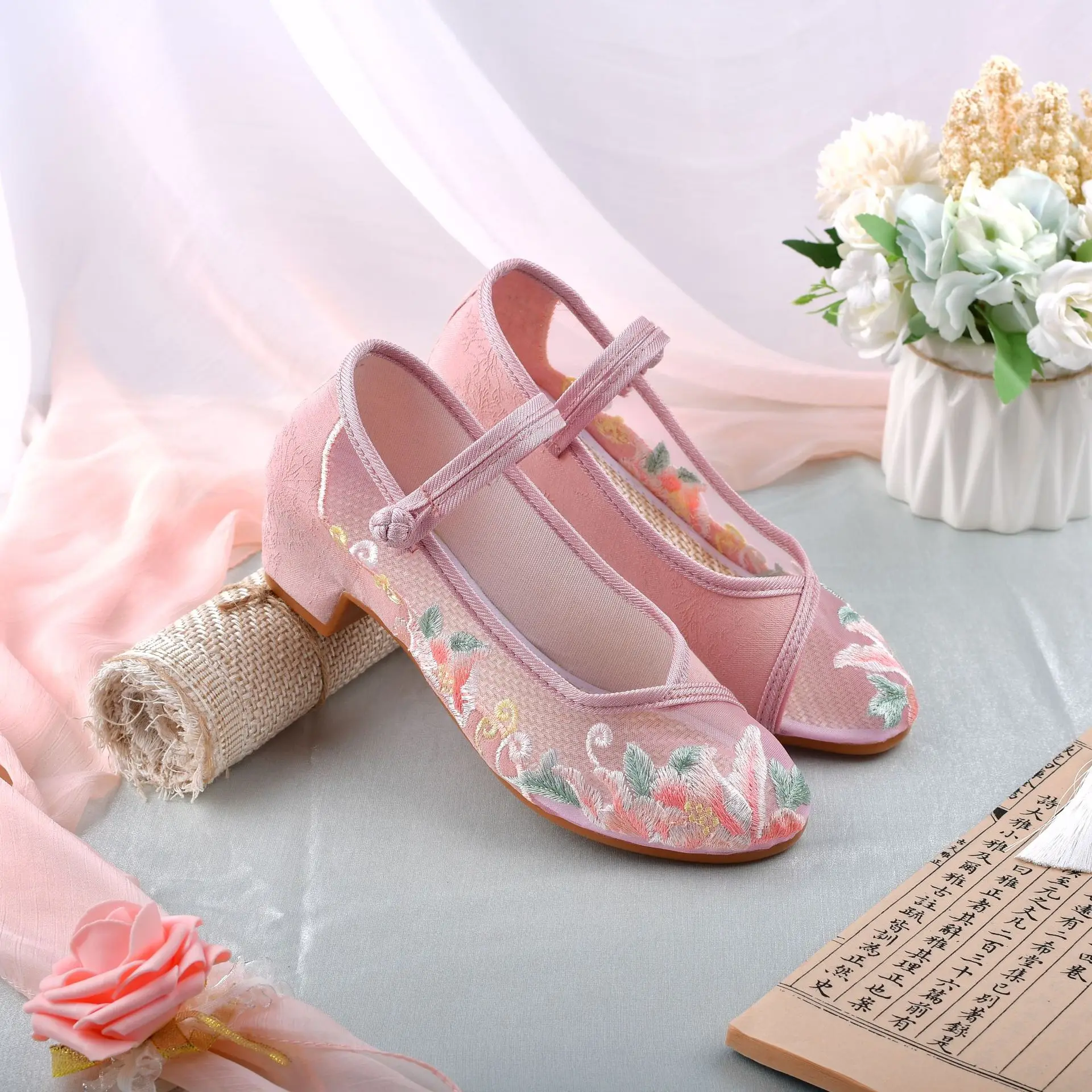 Zapatos Hibiscus de tacón cuadrado emparejados con Cheongsam Hanfu, zapatos individuales de estilo étnico, zapatos bordados, zapatos de malla, nuevo estilo