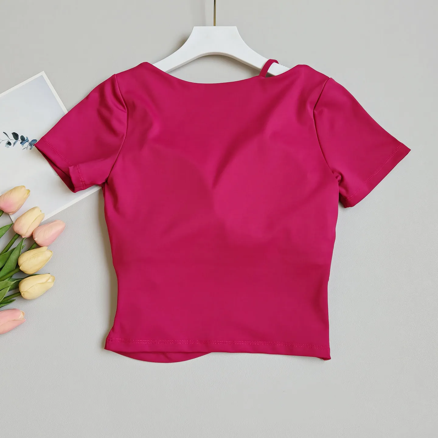 Kurzärmelige Yoga-Kleidung für Damen mit Brustpolster, atmungsaktiv, schnelltrocknend, schlankmachend, für Laufen, Pilates, Fitness, Kurzarm-Oberteile – Detail 4