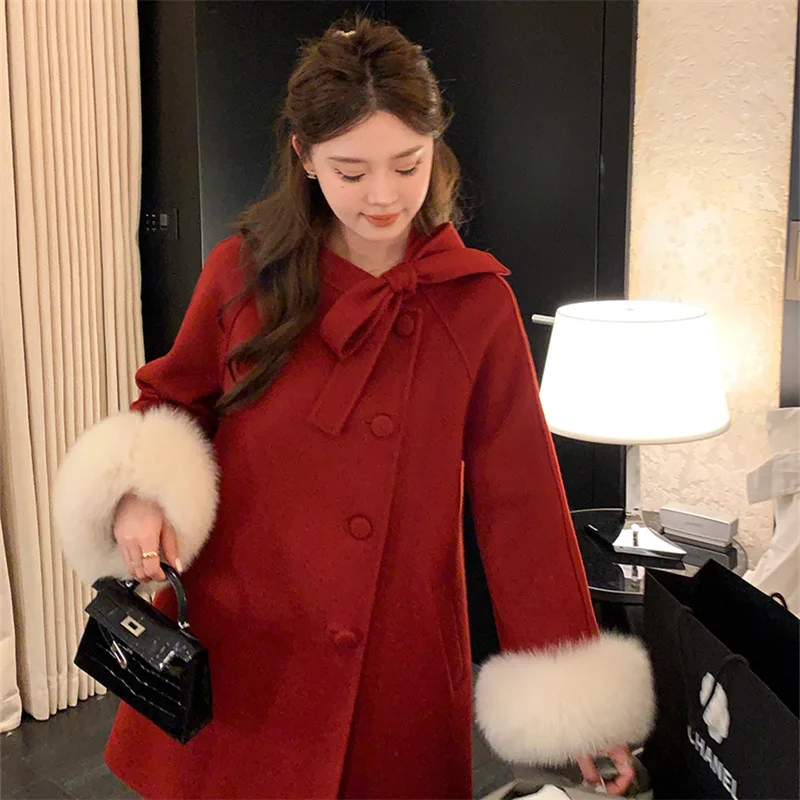 a wealthy heiress from a wealthy family, has a double-sided cashmere coat with a bow. She has a long fox fur