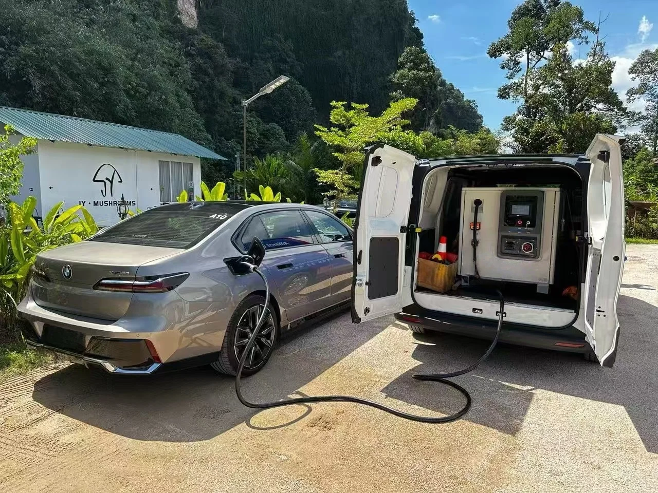 YG Solar-powered Mobile Rescue Energy Storage Charging Station 140kWh 200kWh 416kWh 1000kW Road Rescue High Returns Robot