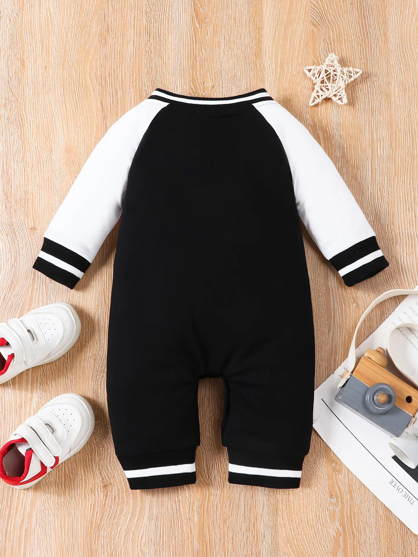 Black Long-Sleeved round Neck Baby Boy Jumpsuit with Letter Print Comfortable Soft Material Fashionable Infant Romper