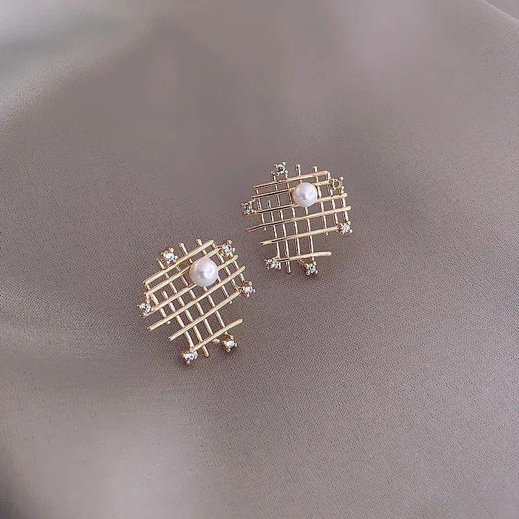 Korea hot sale fashion jewelry irregular mesh hollow metal earrings elegant simple generous pearl wild earrings for women