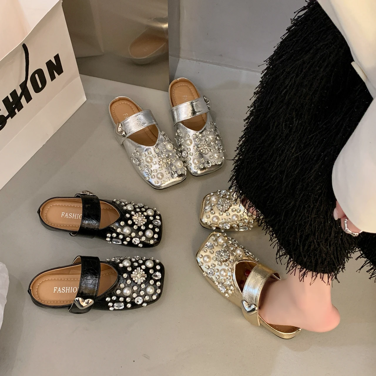 

Women Rhinestone Pearl Decor Mule Slippers Closed Toe Slip On Flat Sandals Buckle Design Soft Sole Daily Party Casual Footwear