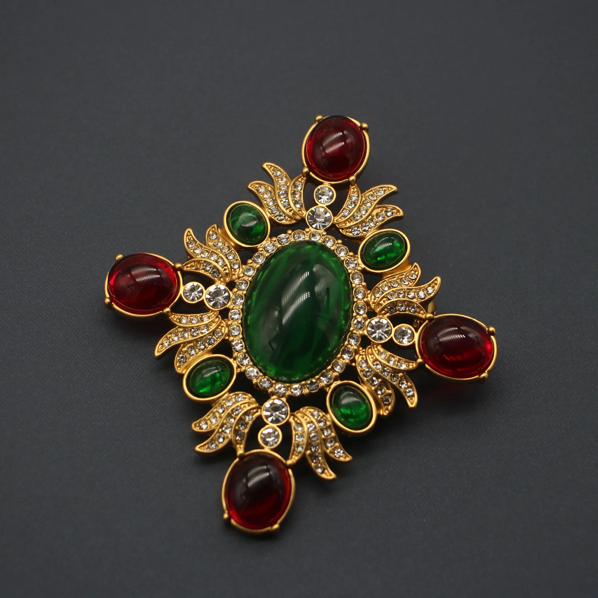 

Exaggerated Vintage Jewelry Glass Micro-embedded Heavy Industry Brooch High-priced Women's Accessories