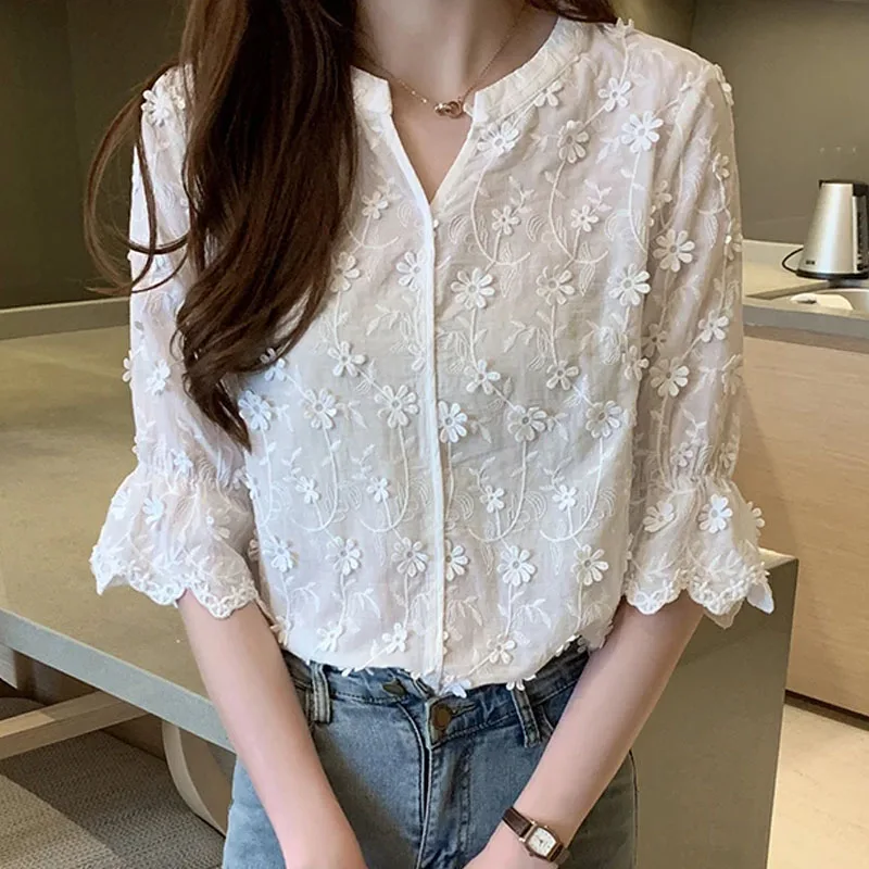 Camisa fina de verano con cuello en V para mujer, blusa de media manga con decoración floral tridimensional de estilo dulce, Tops de encaje para mujer 9638