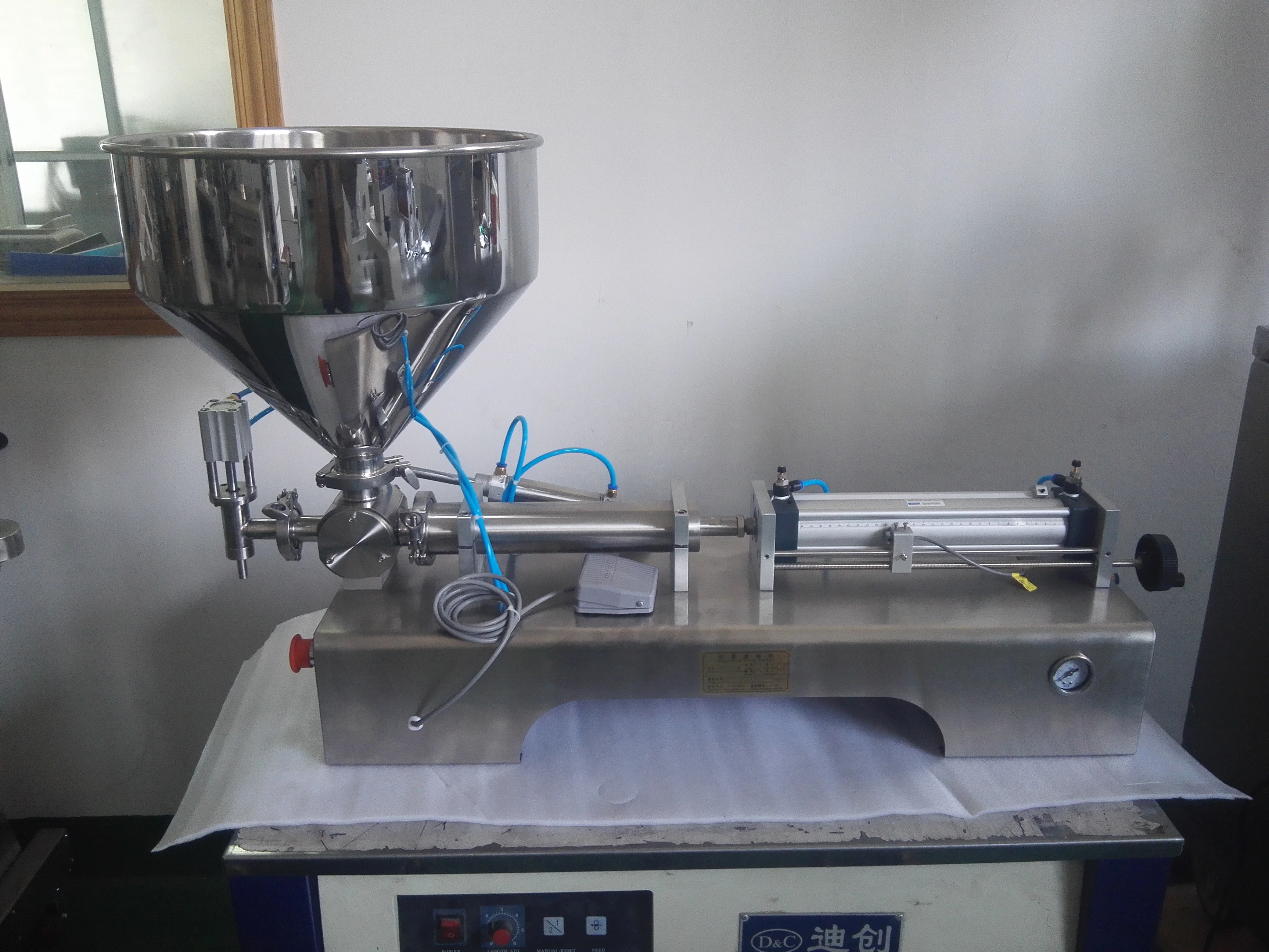 small piston pneumatic liquid filling machine for ointment / honey /oil /cream