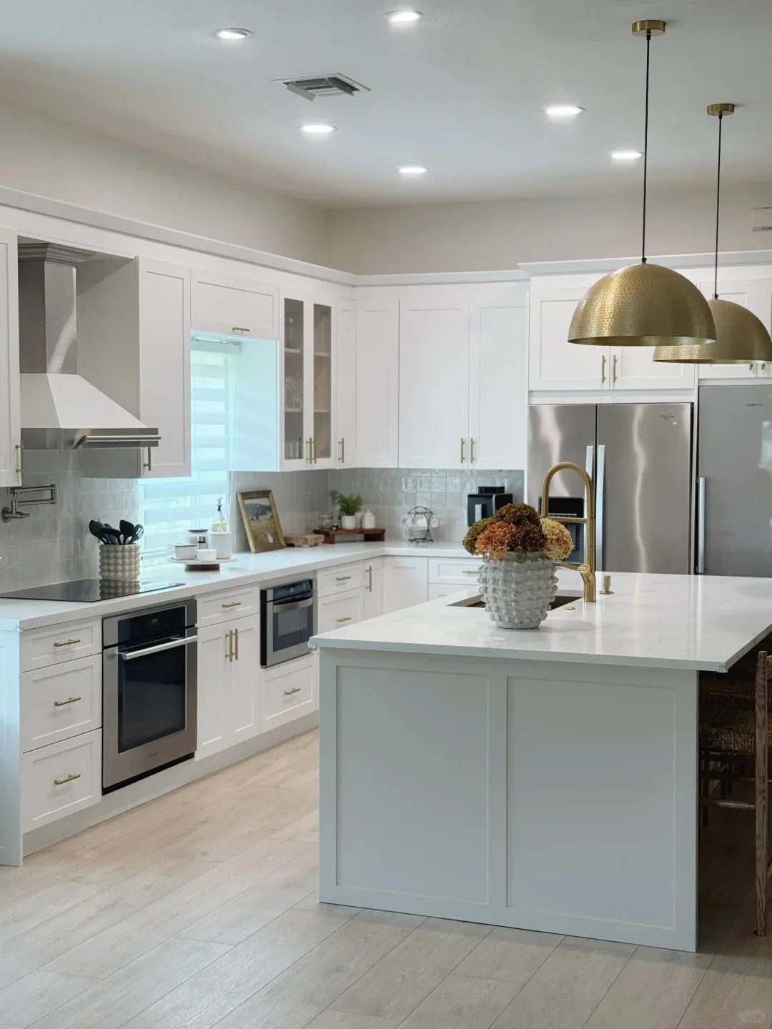 *Customizable Modern Kitchen Cabinets Solid Wood With Sintered Stone Countertop and Minimalist Bar Integration