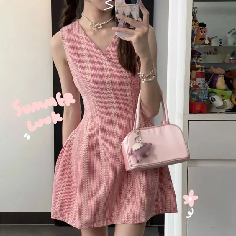 ​ ​ Petite robe d'été smockée rose, mini robe sans manches avec décolleté en cœur, robe courte d'été fluide, 2025 ​ ​