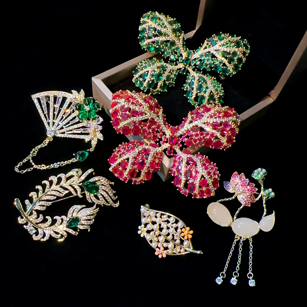 Palace Retro Butterfly Brooch with Zircon Lotus Tassel Corsage Emerald Maple Leaf Coat Clothing Accessories Pins Women Jewelry