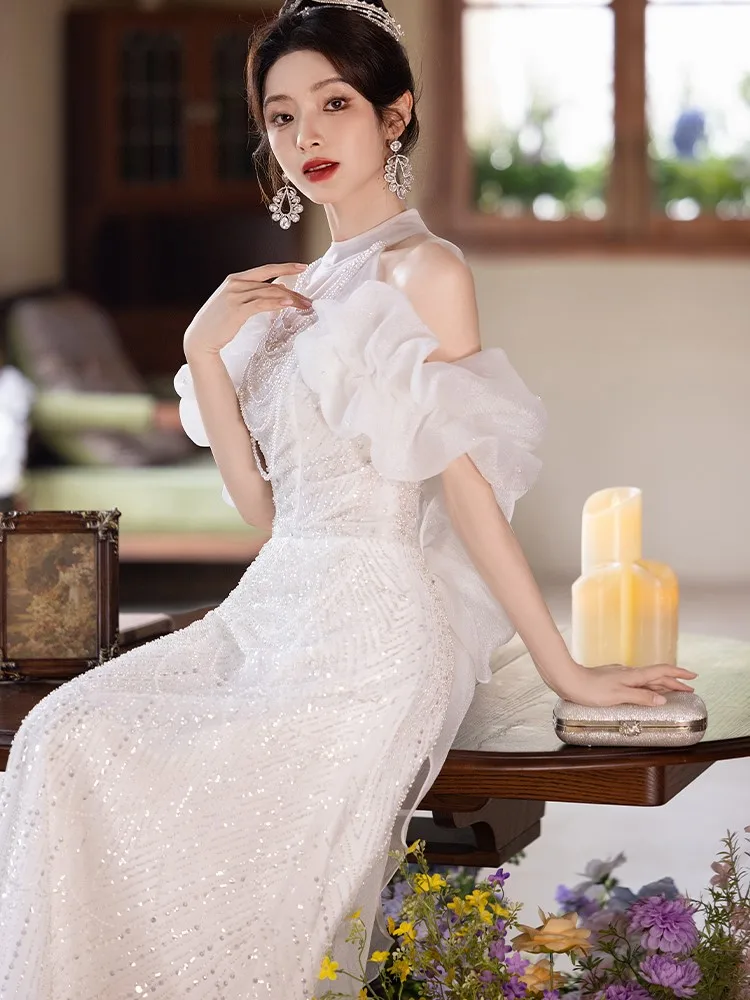 

Neckline toasting Light luxury niche birthday party performance white dress