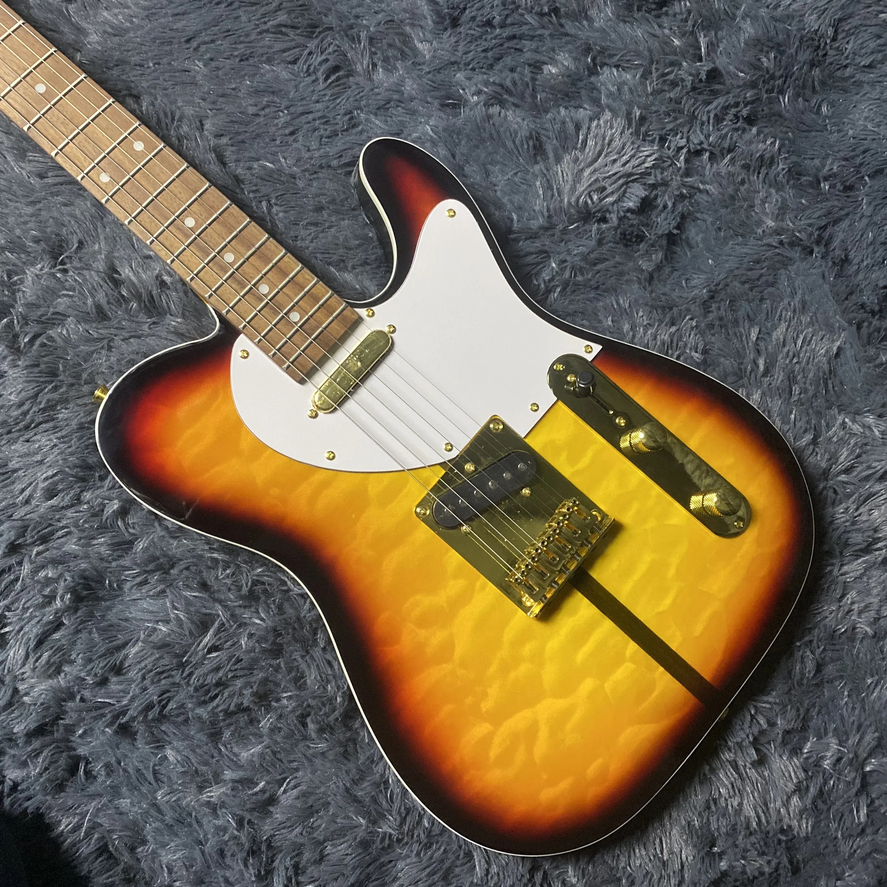 

Tele Electric Guitar, Golden Hardware, Vintage Sunburst Color, Haggard Signature, Tuff Dog, Cloud Maple Top, Free Ship violão