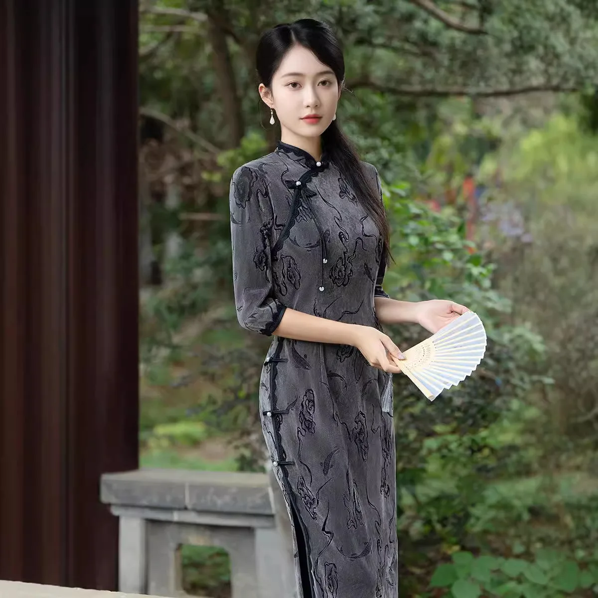 Cheongsam en velours amélioré pour les jeunes filles, style long, élégant et rétro, à la mode et haut de gamme, automne 2024