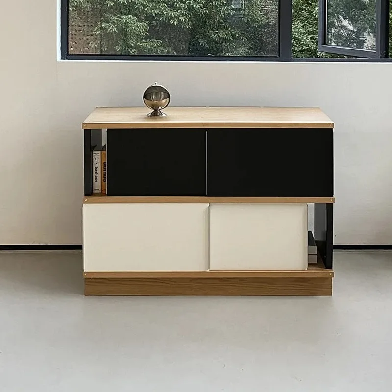 مزيج من الألوان المتناقضة باللونين الأبيض والأسود، خزانة جانبية من الأرض إلى الجدار، باب منزلق، خزانة جانبية لتناول الطعام، خزانة الشرفة