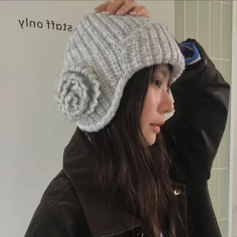 قبعات Beanies لحماية الأذن بتصميم زهرة حلوة للنساء للخريف والشتاء دافئة ومتعددة الاستخدامات ولطيفة بلون سادة للرجال