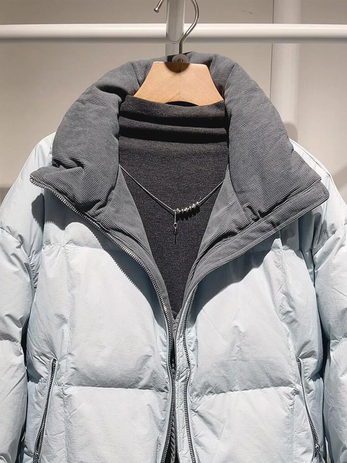 Modny płaszcz zimowy damski typu puchowy, ciepły, z wysokim stanem, długi, o długości do łydki, wypełniony włóknem poliestrowym.