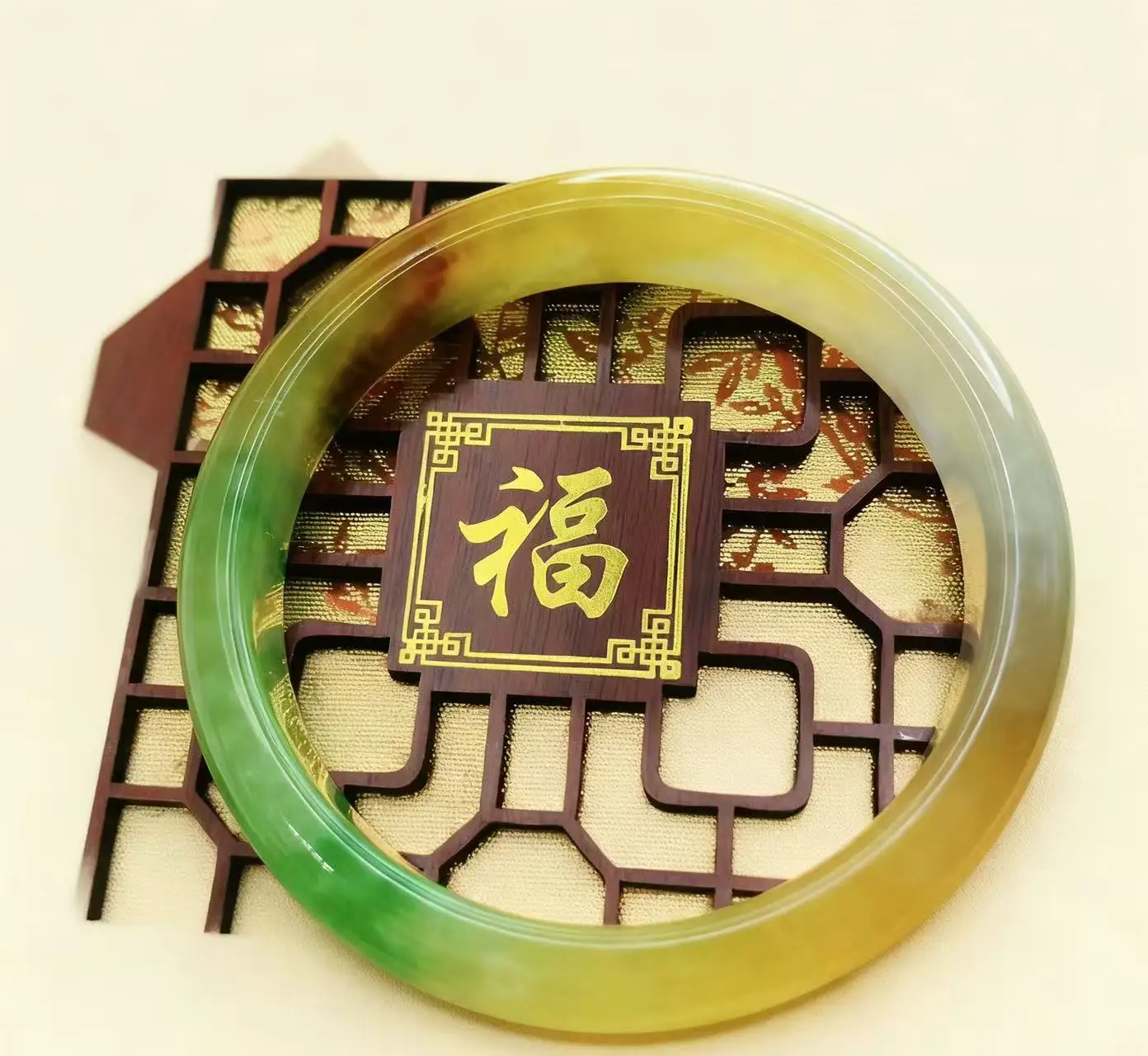 

Один на одной настоящей стрельбе из трехцветного нефритового браслета диаметром 55,6 мм.