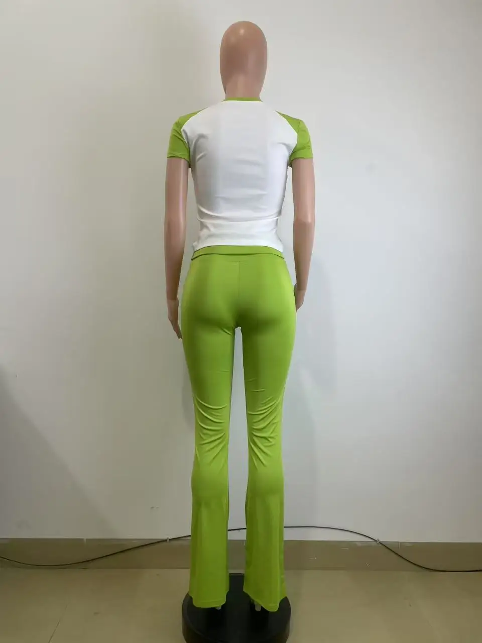 2025 Primavera Estate Donna Pantaloni da yoga Set Color Block Manica raglan Abbigliamento sportivo Completo a due pezzi Set da allenamento di media resistenza