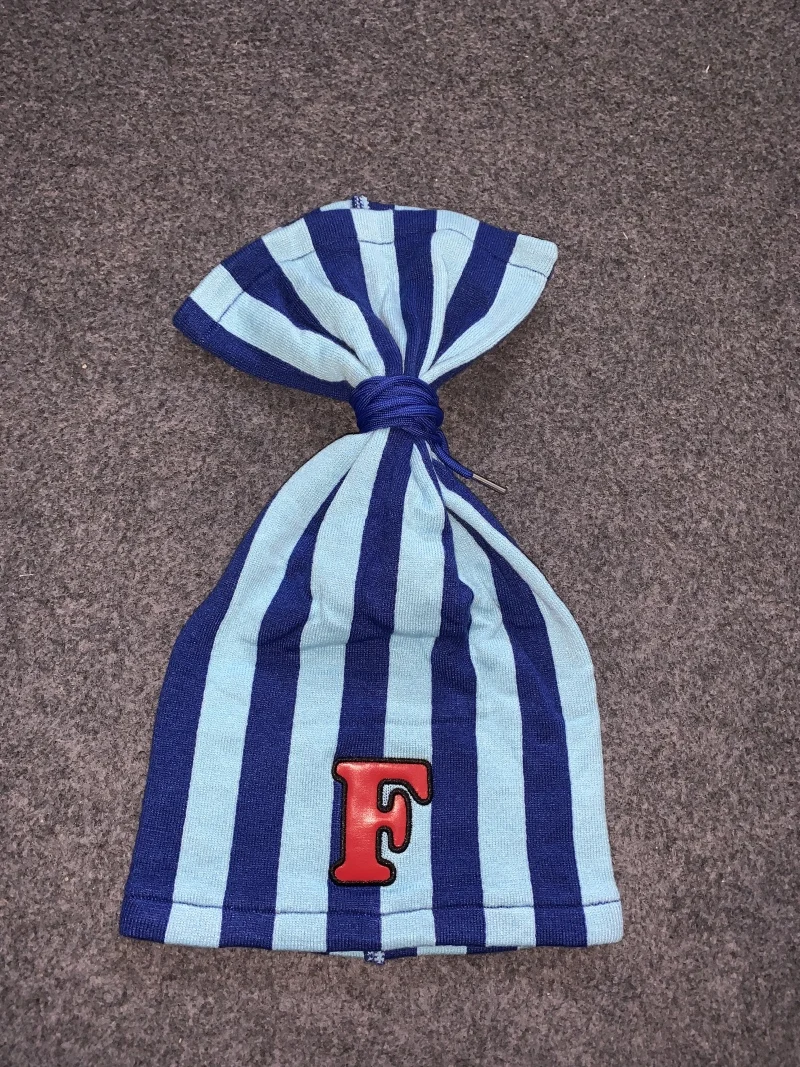 Gorro Balaclava a Rayas Azules y Blancas Estilo Y2K Unisex con Bordado de la Letra F, Diseño con Cordón Ajustable, Gorro de Punto Cálido para Invierno