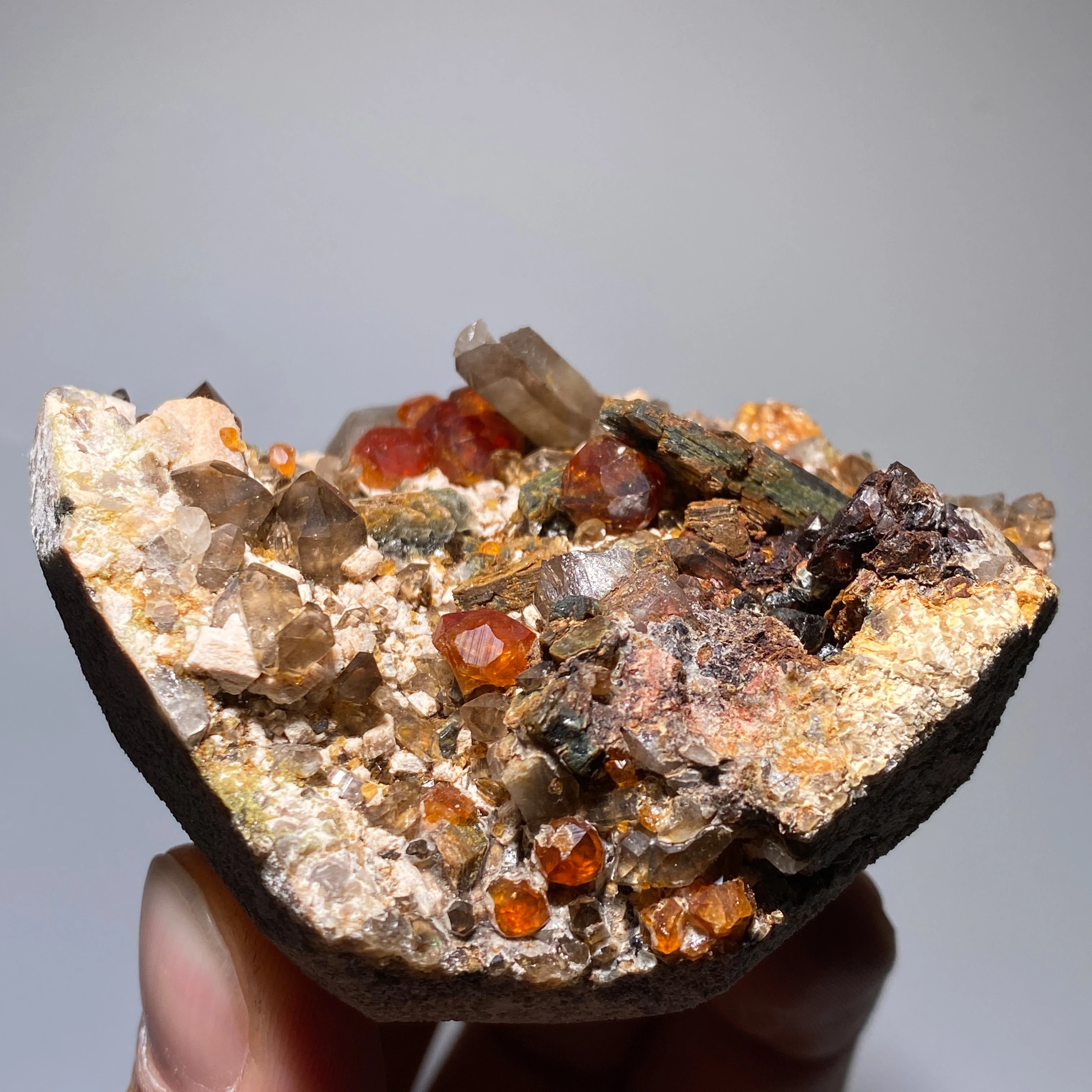 Natural Fenda Tourmaline And Tea Crystal Longstone Mica Coexistence Specimen Mineral Teaching Meditation Home Decor Collectible