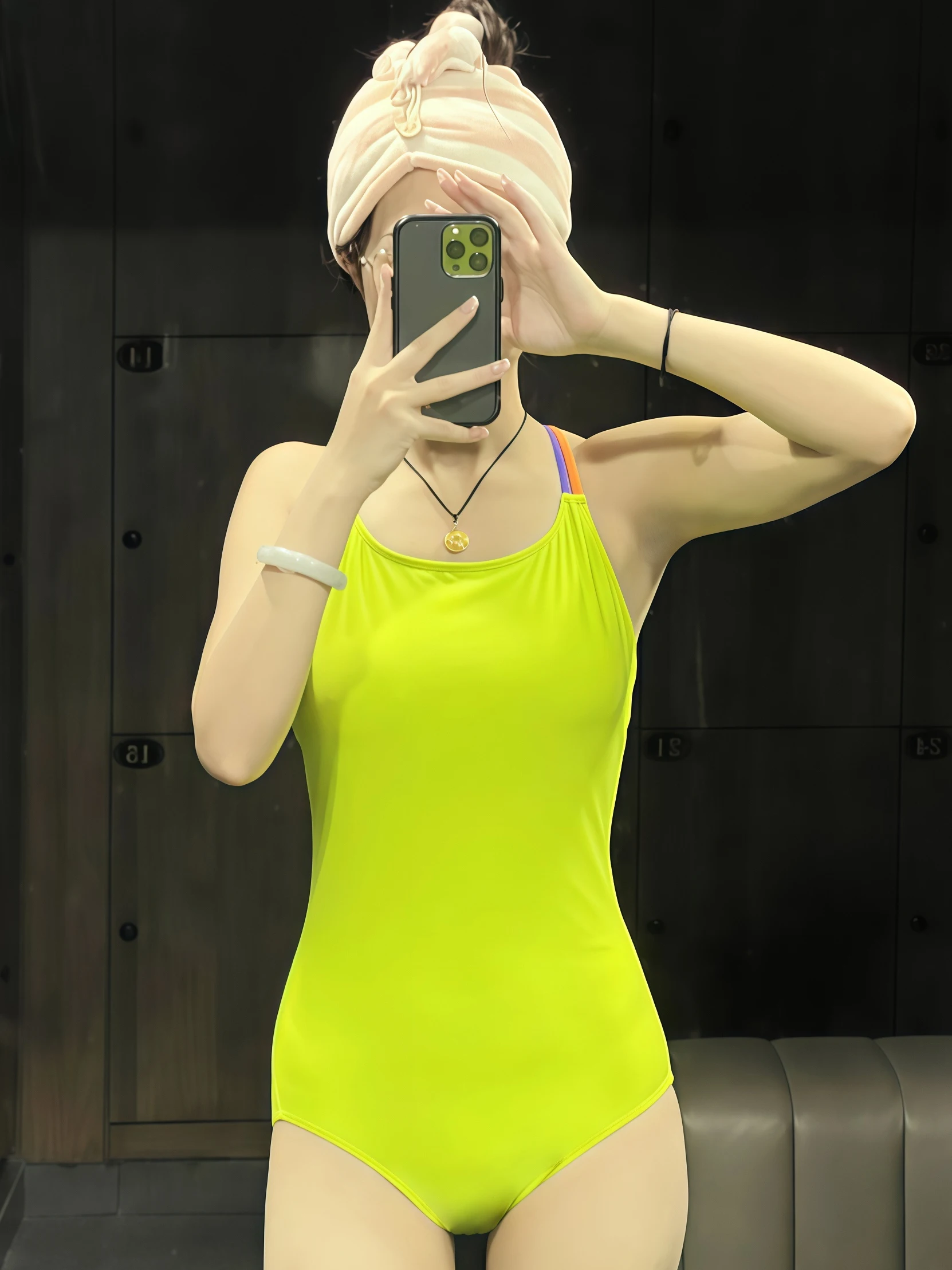 

Женский флуоресцентный зеленый слитный купальник для соревнований, сексуальный дизайн с открытой спиной, высокая эластичность, нейлон