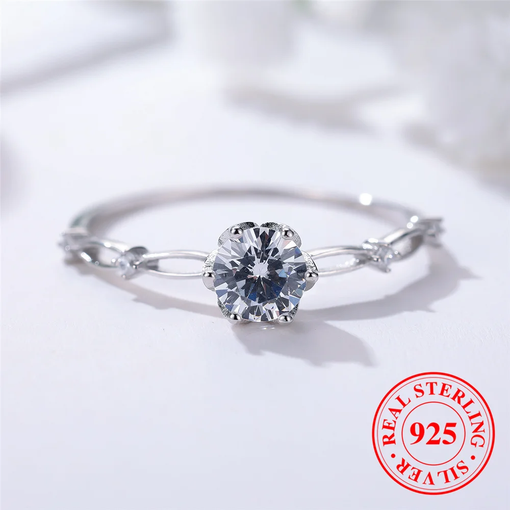 

Женское кольцо из серебра 925 пробы с круглым камнем