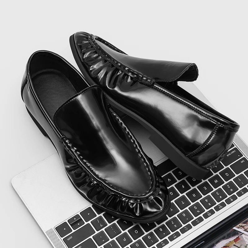 Vintage British-style Pleated Men Shoes Black New Style Glossy Loafers One-piece for Commuting Men Casual Shoes Sizes 38-46