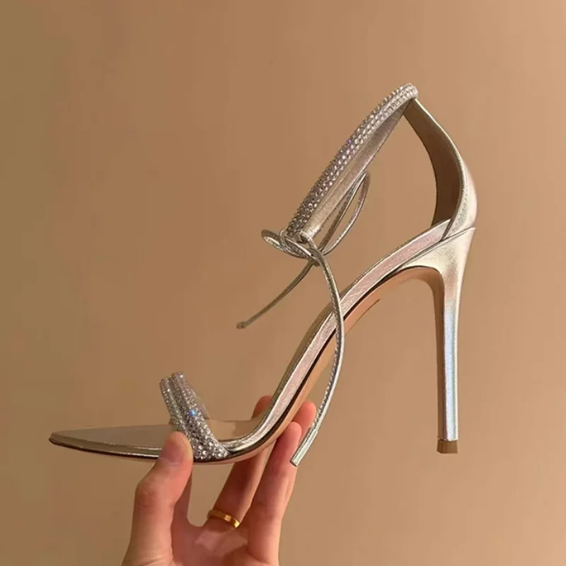 

Дизайнерские бренды, пикантные босоножки на шпильке с острым носком, блестящие роскошные босоножки со стразами, женская обувь для вечеринок на высоком каблуке с ремешком на щиколотке