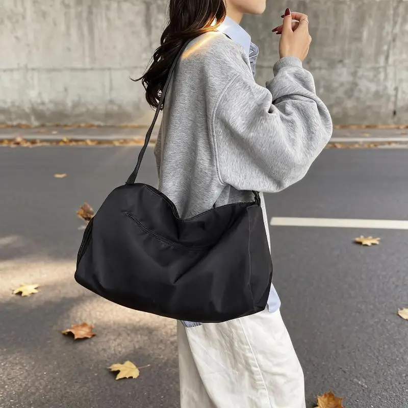 Beige Wasserabweisende Nylon-Reisetasche mit Verstellbarem Gurt Große Kapazität für Fitness Reisen Tägliche Pendlerfahrten – Detail 2