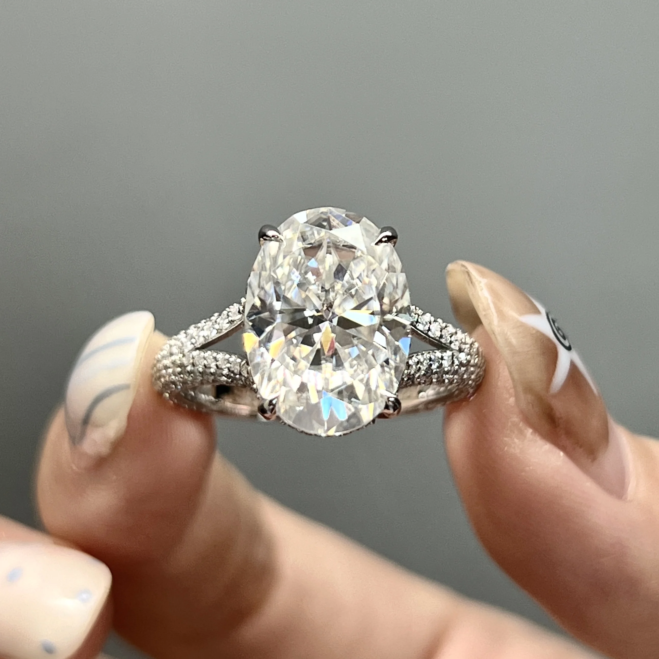 

Simple and Classic 8-Carat Dove’s Egg Moissanite Ring with S925 Silver Accents, Perfect for Women, Exudes Elegance.