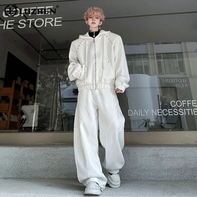 

LUZHEN 2026 Новинка: Модный мужской комплект из двух предметов в однотонном цвете – стильная толстовка и свободные повседневные брюки JY6157