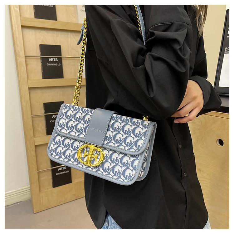 

Вневременная женская сумка известного дизайнера, изготовленная из эластичной кожи, с элегантной фурнитурой и универсальными вариантами переноски.