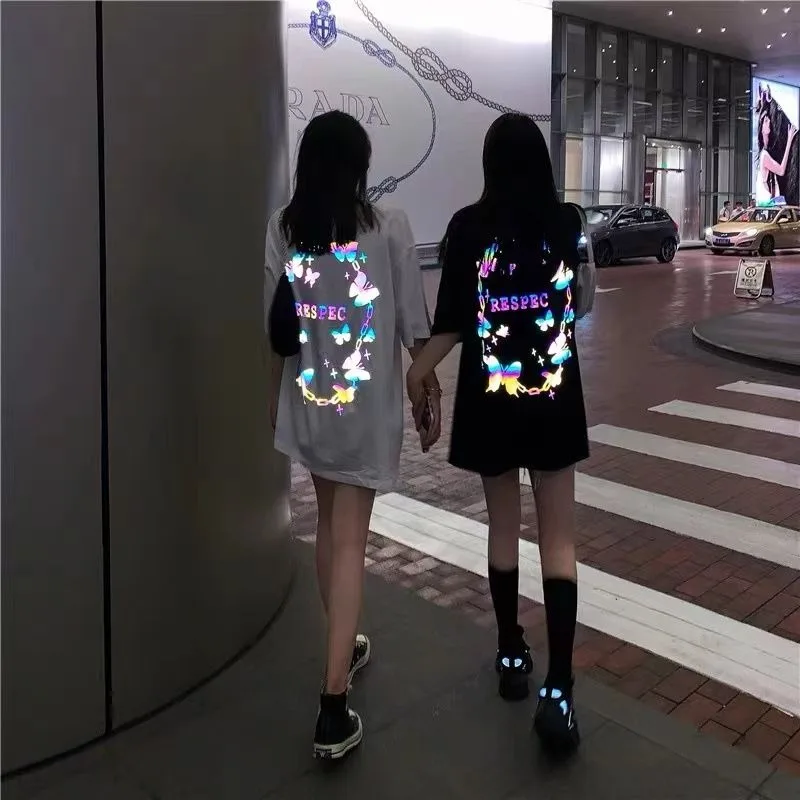 تي شيرت قطني مطبوع عليه فراشة عاكس بأكمام قصيرة فضفاض مناسب للطلاب ملابس غير رسمية صيفية على الطراز الكوري موضة كبيرة الحجم