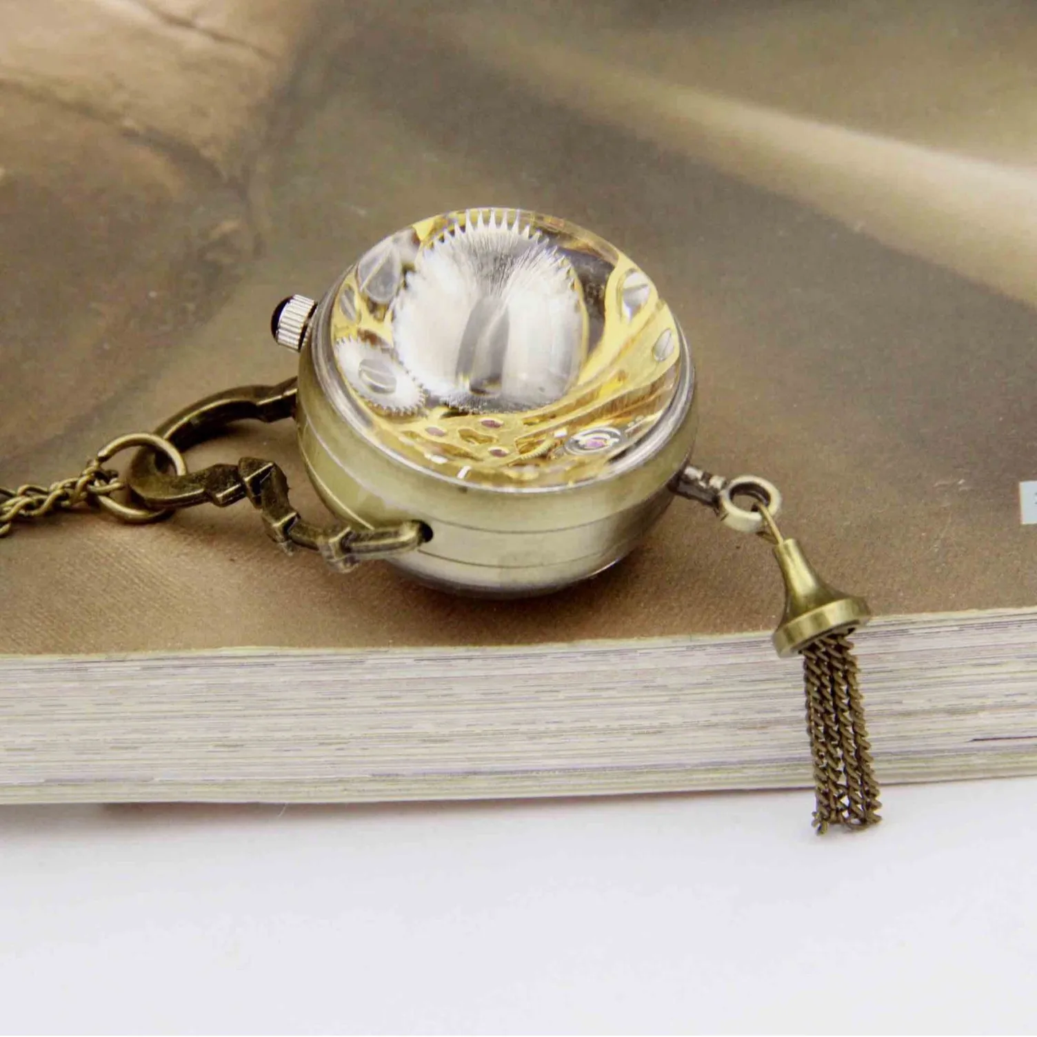 10 pz/lotto Creativo argentato inciso orologio da tasca al quarzo cavo con numeri arabi collana pendente vintage per regali di compleanno