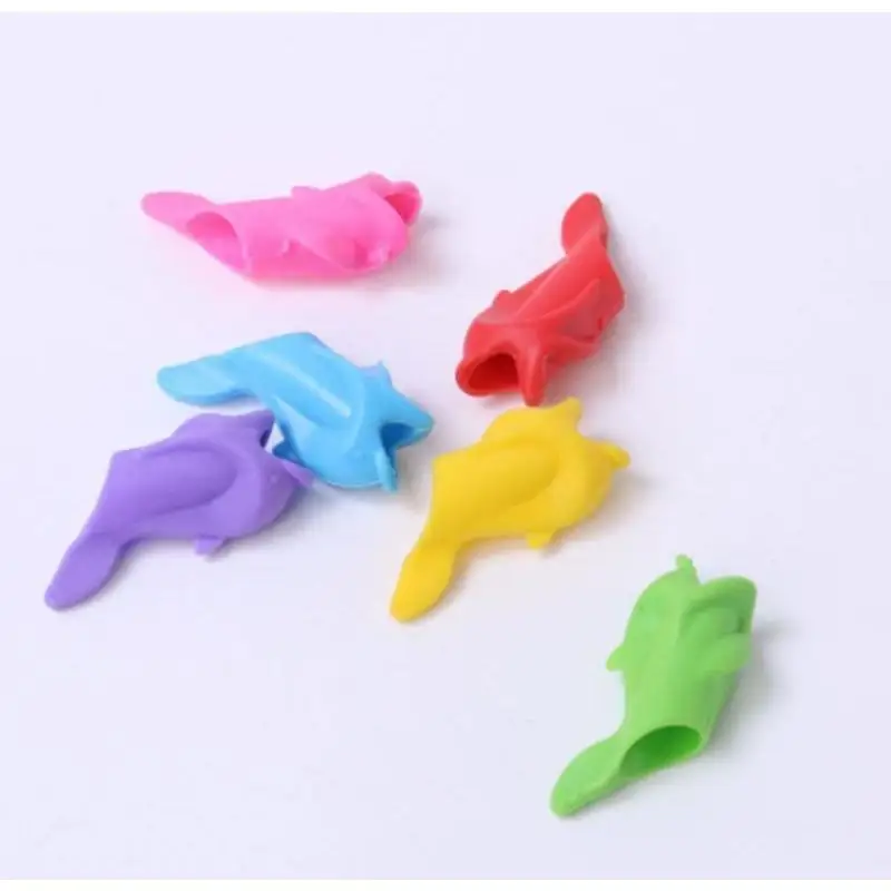 4 قطعة قبضة الكتابة الطلابية مصحح الأطفال هلام القلم قبضة أداة سحرية سمكة صغيرة سيليكون القلم كم لون عشوائي #1