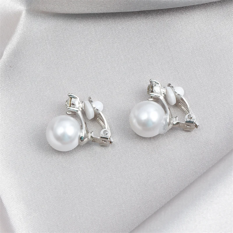 Orecchini con perle d'imitazione intarsiate con clip per l'orecchio in stile retrò fibbie per orecchie in metallo geometriche senza piercing per i regali di gioielli da sposa delle donne