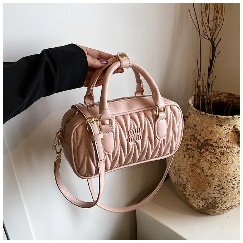 Elegante borsa a tracolla in pelle: borsa chic di ispirazione parigina con logo con lettera dorata e appello vintage senza tempo