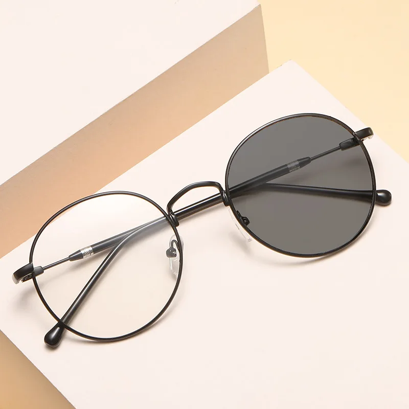 Nowe okrągłe okulary fotochromowe Metalowa oprawka do okularów dla mężczyzn i kobiet Uniwersalne płaskie przezroczyste okulary blokujące niebieskie światło