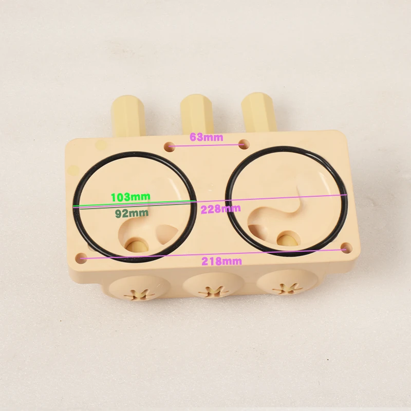 Parti del pannello frontale della macchina per il gelato Soft Serve Carpigiani - Valvole, maniglie, raccordi per porte facciali con valvola erogatrice Soft Serve con