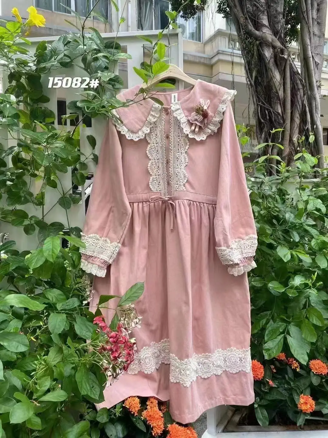 فستان قطني طويل للفتيات الصغيرات بياقة دمية كبيرة وتطريز دانتيل وخصر ضيق وأكمام طويلة ناعمة