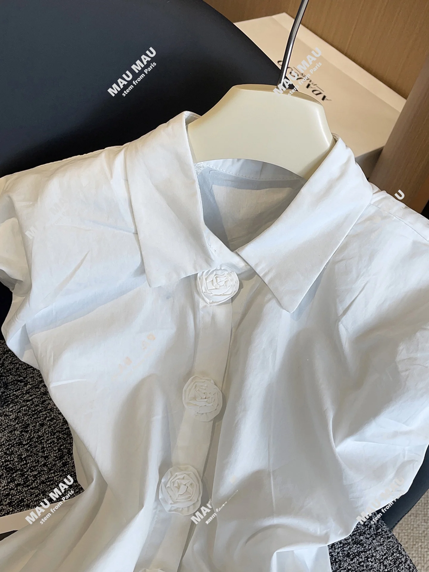 เสื้อผู้หญิงระดับไฮเอนด์ ลายดอกไม้ ทรงเข้ารูป กระชับเอว เหมาะสำหรับใส่ทำงาน ทรงปกติ ติดกระดุม