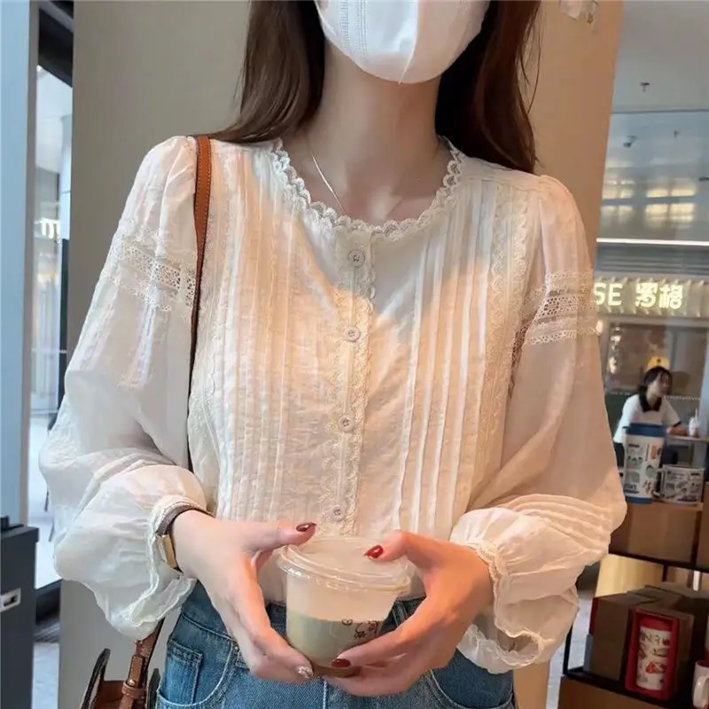 Camisa elegante de cuello redondo para mujer, cárdigan de manga larga con botones, bordado de retazos de encaje, Tops que combinan con todo, primavera y otoño, nueva moda