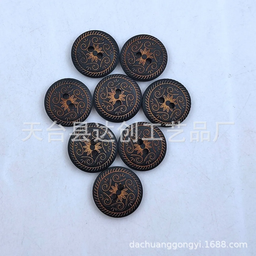 18mmの黒い彫刻が施された木製ボタン、プリントされたレトロな小さなデイジー装飾ボタン、50個パック。